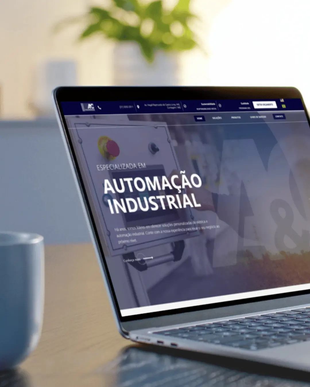 Site de automação industrial apresentado em notebook