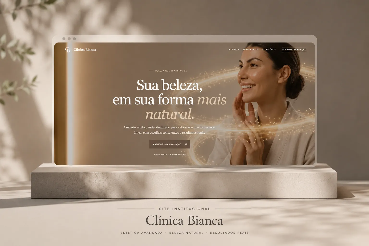 Projeto de site para clínica de estética exibido em uma tela