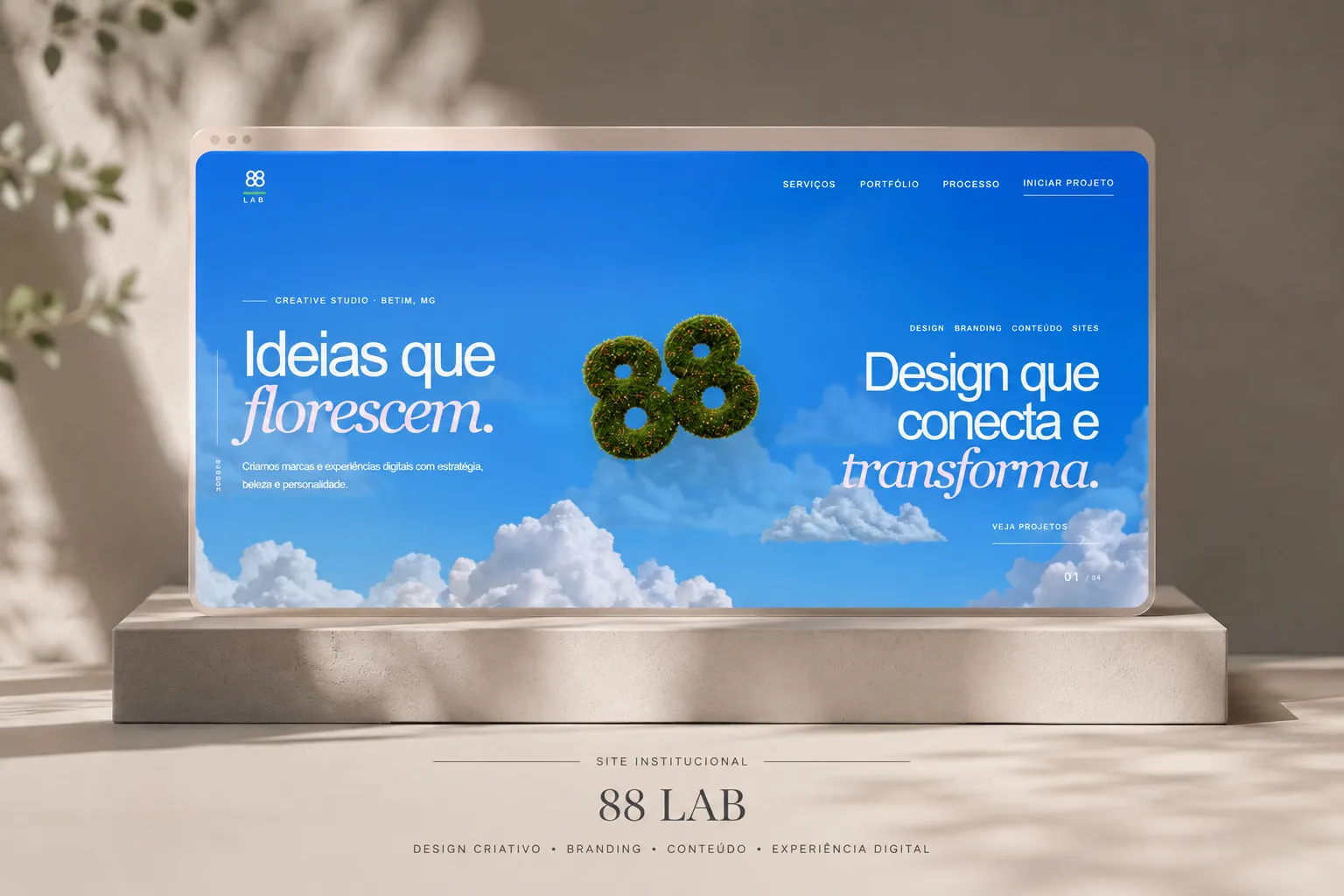 Projeto do site 88 LAB exibido em uma tela