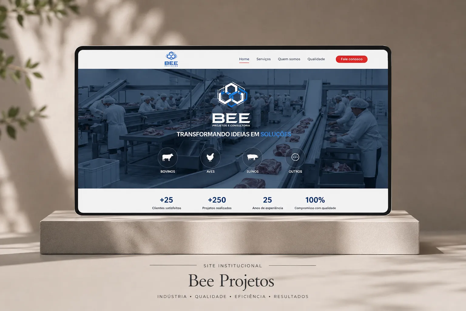 Projeto do site BEE Projetos exibido em uma tela